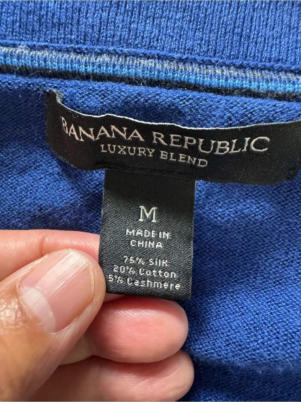 Banana Republic Mens luxury Blend silk V Neck Sweater in Royal Blue Medium